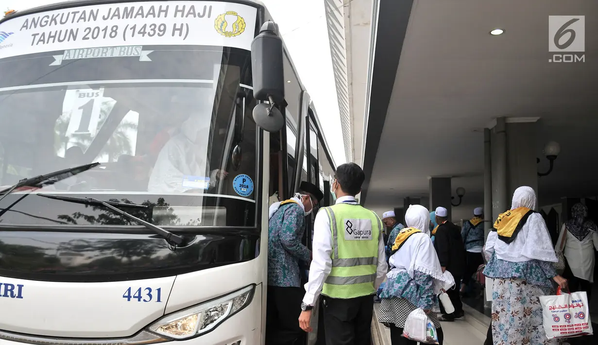 Jemaah haji kelompok terbang (kloter) 2 asal Provinsi Banten tiba di Asrama Haji Pondok Gede, Jakarta, Rabu (29/8). Sebanyak 393 jemaah haji kloter 2 asal Banten tiba di Asrama Haji Pondok Gede sekitar pukul 10.30 WIB. (Merdeka.com/Iqbal S. Nugroho)
