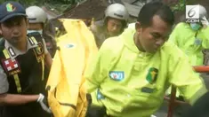 Jenazah seorang kakek yang rumahnya terkena longsor berlangsung selama 4 jam.