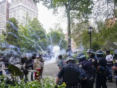 Orang-orang bubar setelah NYPD meledakkan bom asap di Union Square New York, Jumat, 4 Agustus 2023.(AP/Mary Altaffer)
