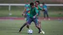 Pemain Timnas Indonesia U-22. Evan Dimas, menggocek Ezra Walian saat latihan di Stadion UKM, Selangor, Senin (14/8/2017). Ini merupakan latihan terakhir jelang laga SEA Games melawan Thailand. (Bola.com/Vitalis Yogi Trisna)