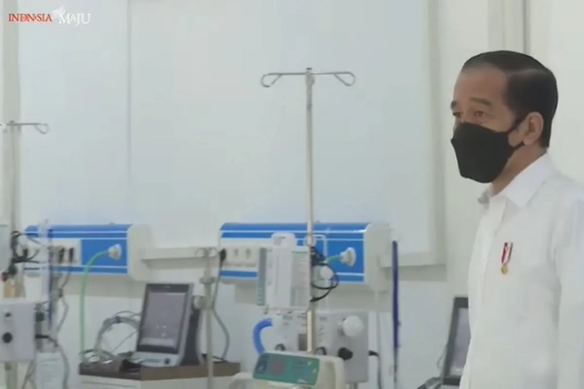 Presiden Joko Widodo saat meninjau RS COVID-19 Asrama Haji Pondok Gede pada Jumat (9/7/2021)