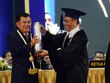 Mantan Wakil Presiden Jusuf Kalla menerima penghargaan HB IX Award 2019 dari UGM, bersamaan dalam peringatan Lustrum XIV UGM, Kamis (19/12/2019). Kiprah JK yang dinilai serius memperjuangkan perdamaian serta kemanusiaan menjadi latarbelakang diberikannya anugerah tersebut. (FOTO: Tim Media JK)