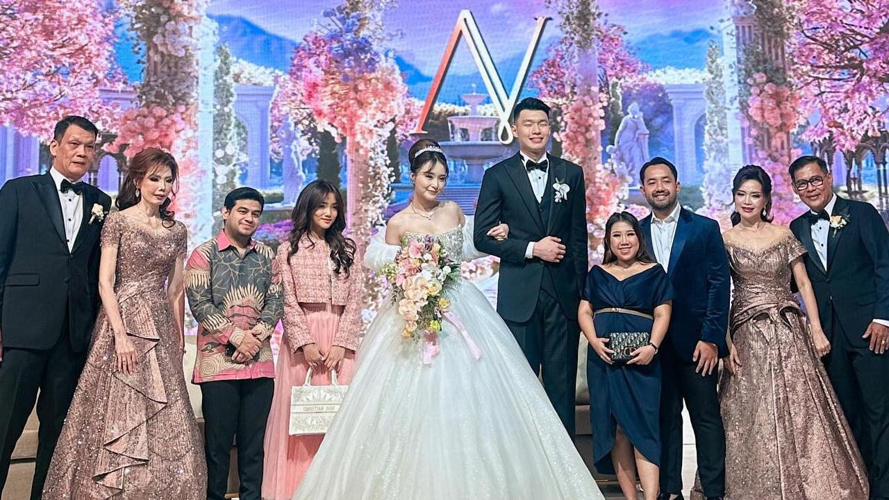 Hadiri Resepsi Pernikahan Vior, Foto Kiky Saputri dan Vincent Jadi Sorotan Netizen