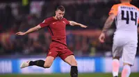 AS Roma menegaskan tak akan menjual Edin Dzeko ke Chelsea. (Filippo MONTEFORTE / AFP)