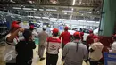 Peserta mengamati proses pembuatan mobil Toyota Fortuner dan Innova di Karawang, Jawa Barat, Kamis (23/2). Kunjungan ini diadakan dalam rangka melihat secara langsung proses produksi mobil Toyota karya anak bangsa. (Liputan6.com/Immanuel Antonius)