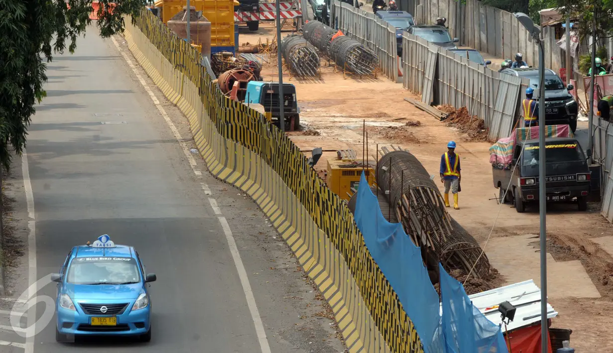 Taksi melintas di samping proyek pembangunan jalur Mass Rapid Transit (MRT) di kawasan Fatmawati, Jakarta, Rabu (6/4). Pengoperasian MRT diprediksi akan molor dari jadwal yang ditargetkan akibat terkendala pembebasan lahan. (Liputan6.com/Helmi Affandi)