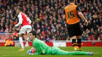 Kiper Hull City, Eldin Jakupovic, berulang kali menggagalkan peluang pemain Arsenal dalam putaran kelima Piala FA Inggris di Stadion Emirates, London, Inggris, Sabtu (20/2/2016). (Action Images via Reuters/John Sibley)