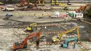Lokasi konstruksi tempat fasilitas isolasi COVID-19 dibangun di Terminal Kapal Pesiar Kai Tak di Hong Kong, 23 Februari 2022. Warga Hong Kong semakin kesal dengan desakan untuk tetap berpegang pada strategi "nol-COVID" ketika kota itu mencatat rekor jumlah kasus baru lainnya. (AP Photo/Vincent Yu)