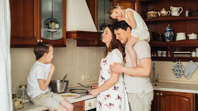 ilustrasi masak bareng keluarga saat puasa/pexels