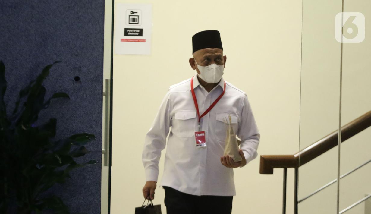 Bupati Hulu Sungai Utara (HSU) Kalimantan Selatan, Abdul Wahid usai diperiksa penyidik di Gedung Merah Putih KPK, Jakarta, Jumat (1/10/2021). Abdul Wahid diperiksa sebagai saksi terkait dugaan suap pengadaan barang dan jasa di Kabupaten Hulu Sungai Utara, Kalsel. (Liputan6.com/Helmi Fithriansyah)