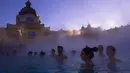 Pengunjung menikmati bersantai sambil berendam di kolam air panas Szechenyi Thermal Bath di Budapest, Hongaria, 7 Januari 2017. Szechenyi Thermal Bath adalah salah satu lokasi pemandian umum tertua dan terbesar di Budapest. (Bea Kallos/MTI via AP)