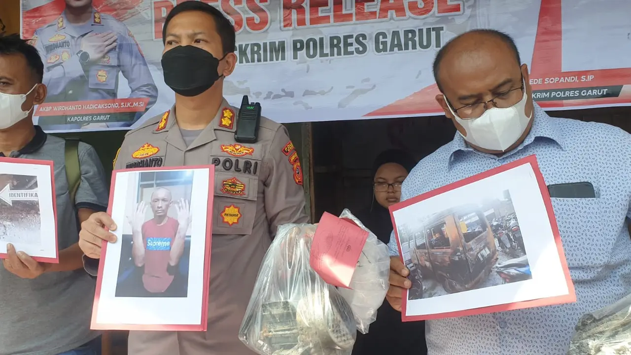 Kapolres Garut AKBP Wirdhanto Hadicaksono didampingi Kasatreskrim AKP Dede Sopandi dalam rilis kasus penyalagunaan BBM bersubsidi di Kecamatan Pasirangi Garut. (Liputan6.com/Jayadi Supriadin)