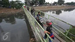 Suasana jembatan penyebrangan KBB di kawasan Tanah Abang, Jakarta, Jumat (30/12).Tidak tersedianya fasilitas penyeberangan lain membuat warga serta pengendara harus berbagi jalan di jembatan yang sempit tersebut. (Liputan6.com/Immanuel Antonius)