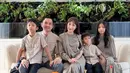 Ayu Dewi tampil kompak bersama keluarga mengenakan busana bernuansa abu-abu. Ayu Dewi mengenakan atasan tunik dipadukan rok panjangnya. [@ayudewi777]