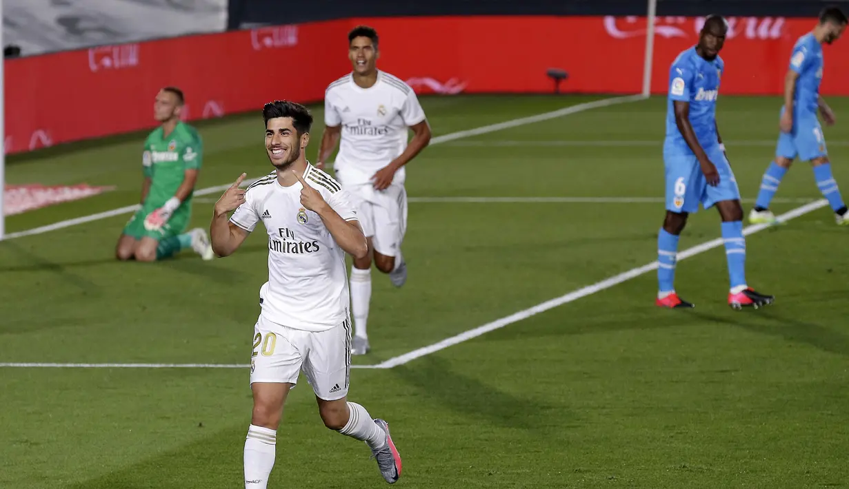Pemain Real Madrid Marco Asensio melakukan selebrasi usai mencetak gol ke gawang Valencia pada pertandingan La Liga Spanyol di Estadio Alfredo Di Stefano, Madrid, Spanyol, Kamis (18/6/2020). Real Madrid menang 3-0 lewat dua gol Karim Benzema dan satu gol Marco Asensio. (AP Photo Manu Fernandez)