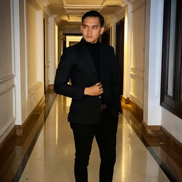 Jadi Asisten Arya Saloka di Sinetron, Ini 6 Potret Aktor Ikbal Fauzi