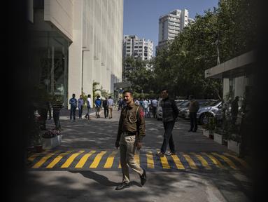 Seorang petugas polisi terlihat di gerbang sebuah gedung yang menampung kantor BBC di New Delhi, India, Selasa (14/2/2023). Otoritas pajak India melakukan penggeledahan kantor BBC di New Delhi, kata seorang jurnalis di lembaga penyiaran itu kepada AFP, beberapa minggu setelah menayangkan film dokumenter yang mengkritik Perdana Menteri Narendra Modi. (AP Photo/Altaf Qadri)