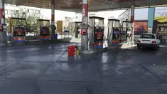 Sebuah pompa bensin kosong karena mesin pengisian bahan bakar tidak berfungsi di Teheran, Iran, Selasa (26/10/2021). Sebuah serangan siber mengganggu distribusi bensin di SPBU seluruh Iran yang menyebabkan penghentian layanan. (AP Photo/Vahid Salemi)