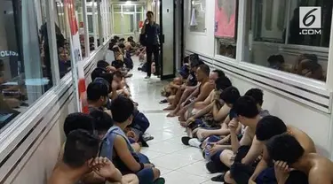 Polisi menggerebek pesta seks gay di sebuah tempat kebugaran Atlantis Jaya, Kelapa Gading, Jakarta Utara. Penyelidikan awal, pesta seks yang dinamai "The Wild One" itu sudah berlangsung tahunan.