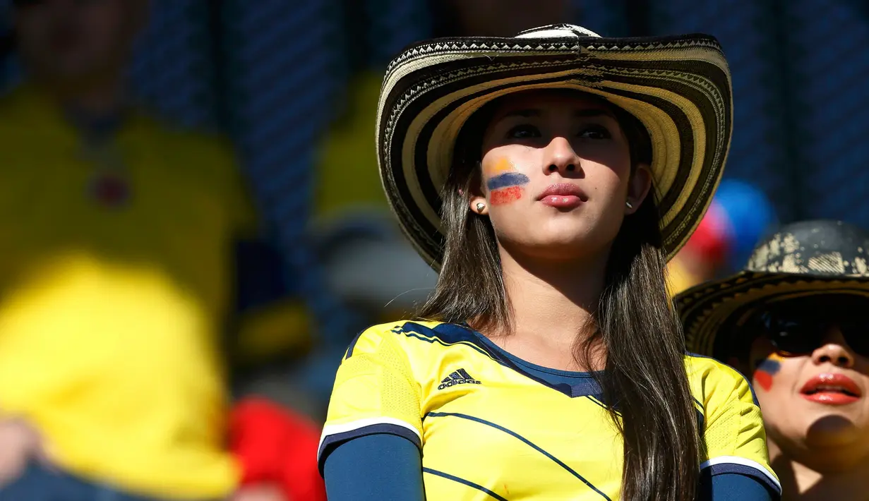 Seorang wanita cantik ini rela mengecat wajahnya untuk memberi dukungan kepada timnas Kolumbia saat menyaksikan laga Timnas Kolombia melawan Venezuela di Estadio El Teniente, Rancagua, Chile (14/6/2015). (REUTERS/Carlos Garcia Rawlins)