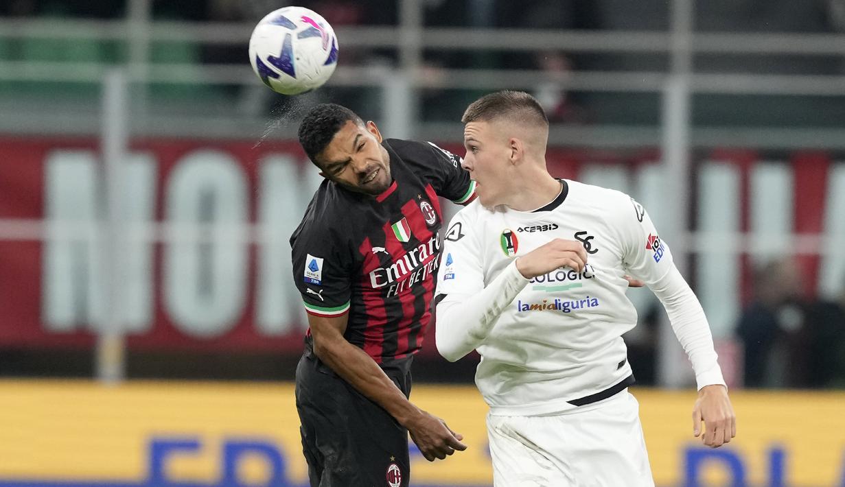 Penyerang AC Milan, Junior Messias berebut bola dengan pemain Spezia, Emil Holm dalam pertandingan lanjutan Liga Serie A Italia di stadion San Siro, di Milan, Italia, Minggu (6/11/2022). Kemenengan ini membuat AC Milan terus menempel Napoli dengan 29 poin di posisi kedua klasemen Serie A, berjarak enam poin. (AP Photo /Antonio Calanni)