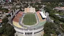 Menangapi situasi darurat virus Corona, Brasil merubah Stadion Pacaembu di Sao Paulo menjadi rumah sakit darurat bagi pasien terinfeksi Covid-19, Kamis (26/3). Sejumlah klub di Brasil menyerahkan penggunaan stadion untuk dijadikan rumah sakit darurat Covid-19. (AP/Andre Penner)