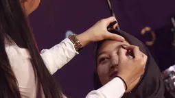 Beauty vlogger, Abel Cantika memberikan tutorial make up pada model saat beauty session selama Vidio Fair 2.0 di Gandaria City, Jakarta, Sabtu (3/11). Para pemain sinetron Anak Langit juga menjumpai penggemar di acara ini. (Liputan6.com/Herman Zakharia)