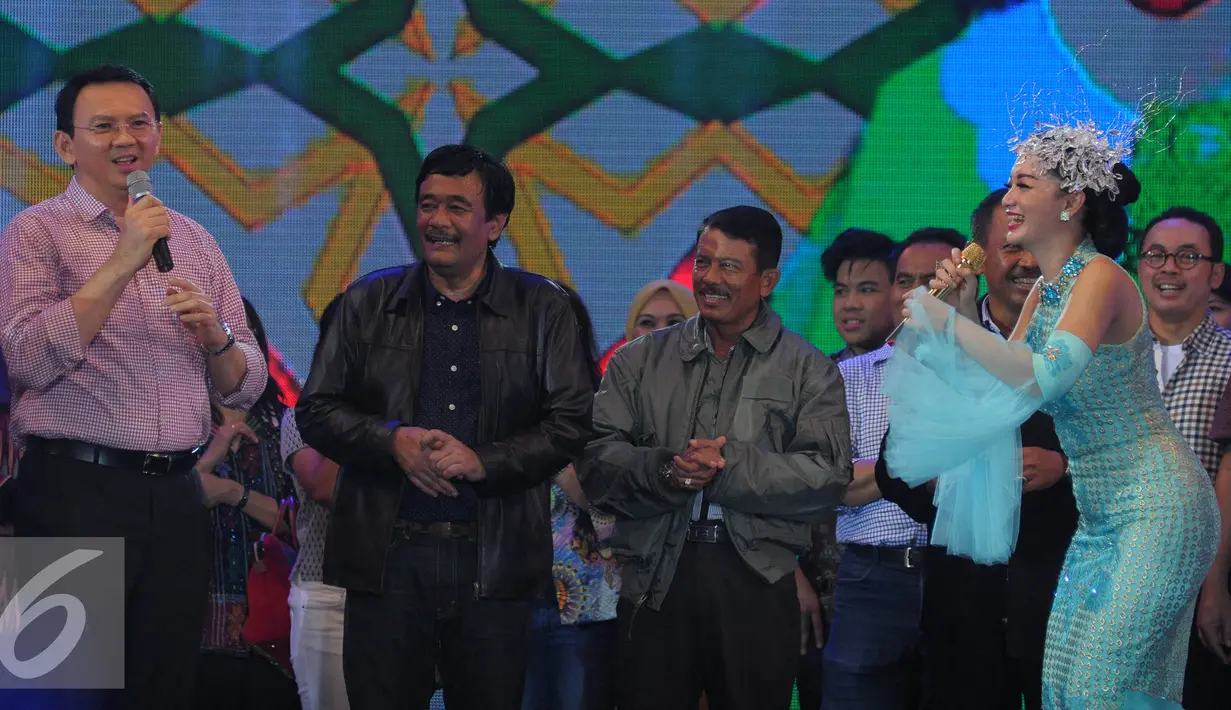 Gubernur DKI Jakarta, Basuki Tjahaja Purnama bernyanyi membawakan lagu Hujan Gerimis bersama dengan penyanyi Zaskia Gotik  di panggung Move On Party 2016 di Pantai Carnaval Ancol, Jakarta, Kamis (31/12/2015). (Liputan6.com/Herman Zakharia)