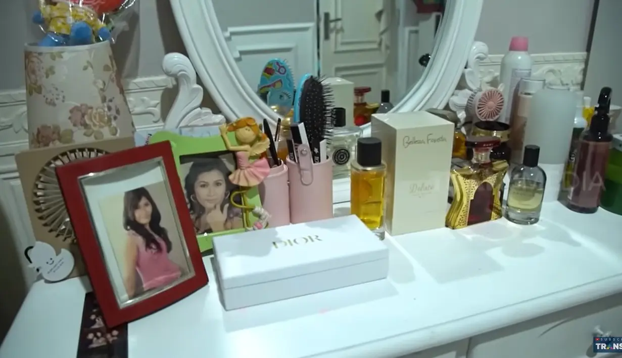 Potret Boiyen saat jadi biduan dengan rambut panjang dan mengenakan kaos tanpa lengan warna merah muda. Sebelum menjadi host, Boiyen merupakan penyanyi dangdut. [Youtube/TRANS7 OFFICIAL]