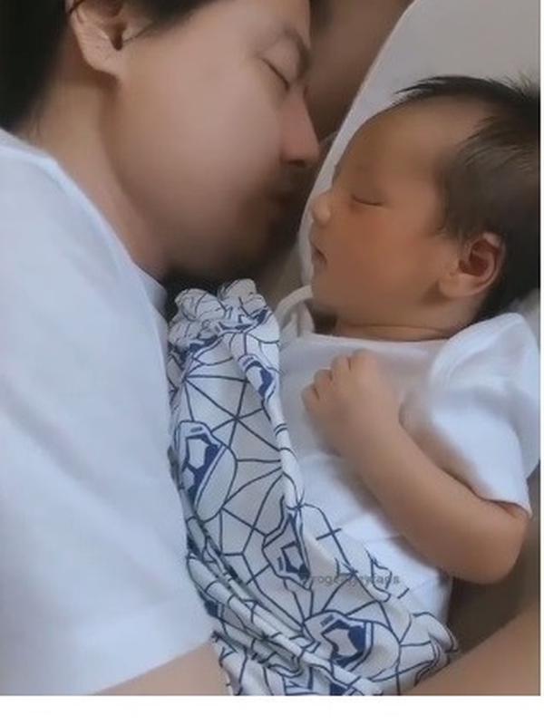 Roger Danuarta Momong Baby Shaquille (Sumber: Instagram/rogerojeyfans)