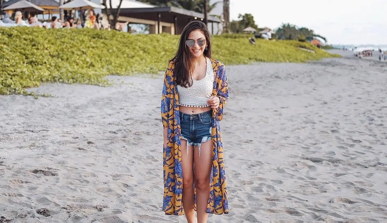 Bukan Cuma saat tampil di layar kaca, namun Jessica Milla juga pandai memadukan busana sehari-harinya agar tetap terlihat modis dan stylish. Apalagi selama ia menikmati liburannya. (Instagram/jscmila)