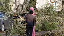 Anggota keluarga saling menghibur di luar rumah mobil yang rusak di Flatwood, Alabama (30/11/2022). Badai Tornado melanda daerah tersebut yang mengakibatkan dua orang tewas di komunitas Flatwood di utara kota Montgomer. (AP Photo/Butch Dill)