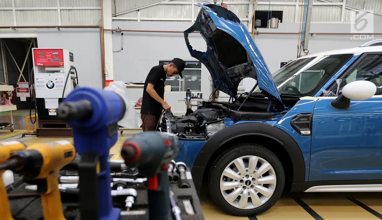 Teknisi mengecek mesin mobil MINI Countryman di pabrik perakitan Gaya Motor, Sunter, Jakarta, Kamis (6/9). MINI Indonesia menyelesaikan unit terakhir batch pertama produksi New MINI Countryman rakitan PT. Gaya Motor. (Liputan6.com/Fery Pradolo)