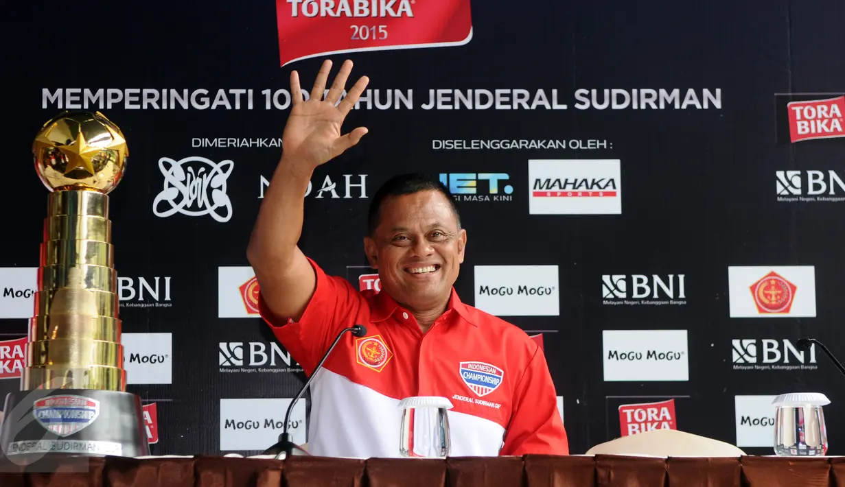 Panglima TNI, Jenderal TNI Gatot Nurmantyo menyapa wartawan jelang memberikan keterangan pelaksanaan final di Jakarta, Rabu (20/1/2016). Final akan mempertemukan Mitra Kukar melawan Semen Padang, Minggu (24/1). (Liputan6.com/Helmi Fithriansyah)