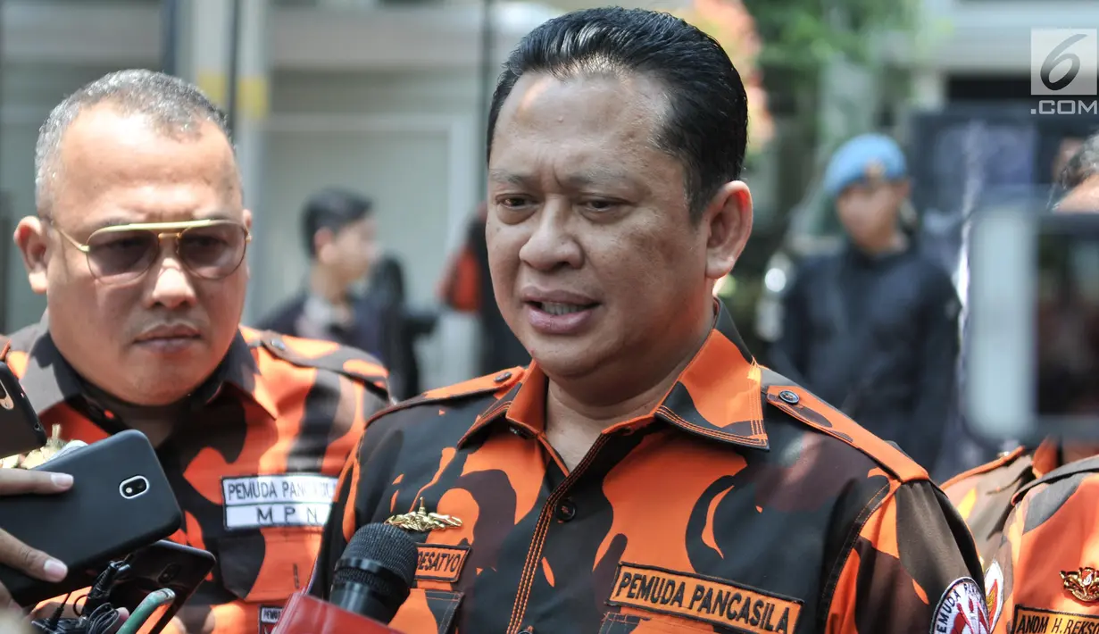 Wakil Ketua Umum Pemuda Pancasila, Bambang Soesatyo memberikan keterangan usai pertemuan dengan Wakil Presiden terpilih Ma'ruf Amin di Jakarta, Rabu (11/9/2019). Kedatangan Bamsoet untuk mengundang Ma'ruf Amin menghadiri Musyawarah Besar ke-10 Pemuda Pancasila di Medan. (merdeka.com/Iqbal Nugroho)