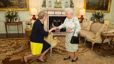 Ratu Elizabeth menyambut PM Inggris yang baru Theresa May di Istana Buckingham, London, (13/7). Theresa May menggantikan David Cameron yang mengundurkan diri setelah Inggris keluar dari Uni Eropa. (REUTERS/Dominic Lipinski/Pool)
