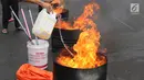 Petugas memusnahkan barang bukti narkoba berupa ganja dengan cara dibakar di halaman Polres Jakarta Utara, Senin (19/2). Selain itu petugas juga memusnahkan 223 gram sabu hasil tangkapan sejak pertengahan bulan Desember 2017. (Liputan6.com/Arya Manggala)