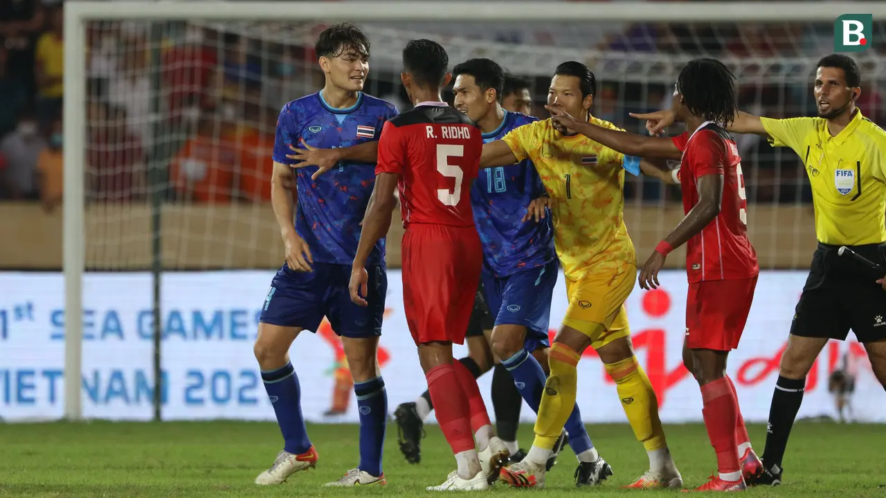 Foto: Aksi Jonathan Khemdee yang Selalu Protes Berlebihan saat Melawan Timnas Indonesia U-23 di SEA Games 2021, Shin Tae-yong Juga Kena