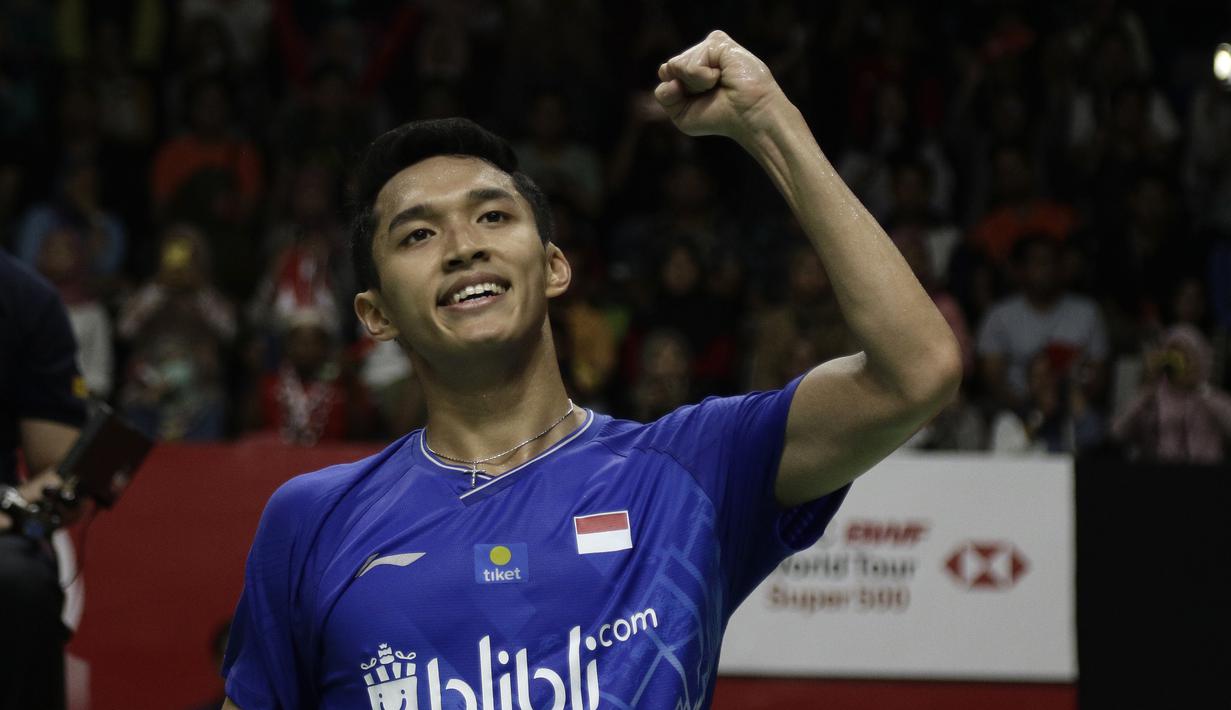 Tunggal Putra Indonesia, Jonatan Christie, merayakan kemenangan atas tunggal Chinese Taipei, Wang Tzu We, pada laga Indonesia Masters 2020 di Istora, Jakarta, Kamis (16/1). Jonatan Christie unggul 21-15 dan 21-15. (Bola.com/Yoppy Renato)