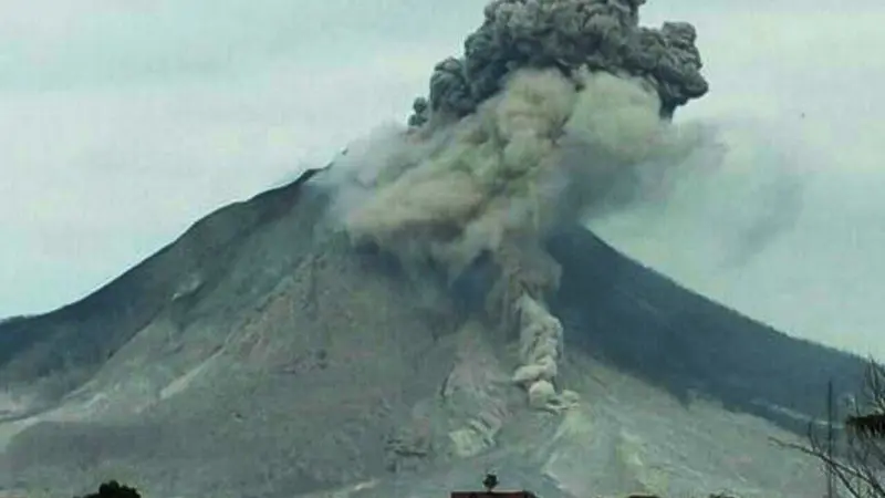 Debu Vulkanik Sinabung Bikin Bersin dan Mata Perih Warga Medan