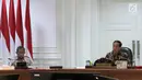 Presiden Jokowi (kanan) saat memimpin Rapat Terbatas Evaluasi Proyek Strategis Nasional, Jakarta, Senin (16/4). Jokowi mengimbau para menterinya untuk meningkatkan nilai tambah bagi perekonomian daerah dan menekan ketimpangan. (Liputan6.com/Angga Yuniar)