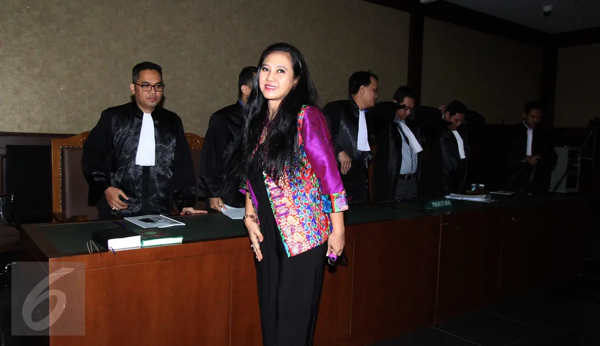Senyum terdakwa kasus korupsi proyek Kementerian PUPR, Damayanti Wisnu Putranti, usai menjalani sidang perdana di Pengadilan Tipikor, Jakarta, Rabu (8/6). Sidang mengagendakan pembacaan dakwaan oleh Jaksa Penuntut Umum KPK. (Liputan6.com/Helmi Afandi)