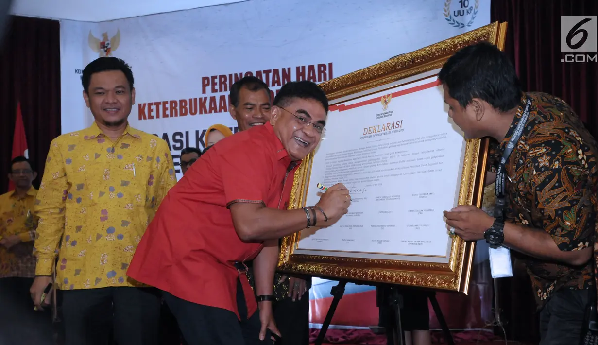 Perwakilan PDIP, Andreas Hugo Pariera menandatangani deklarasi Keterbukaan Informasi Peserta Pemilu 2019 di Jakarta, Selasa (22/5). Hal ini untuk mendukung penyelenggaraan Pemilu yang transparaan dan akuntabel. (Liputan6.com/Helmi Fithriansyah)
