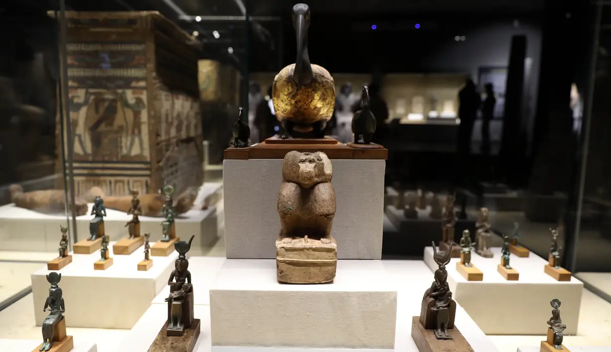 Berbagai artefak di Museum Kafr El-Sheikh di Kafr El-Sheikh, Mesir, 2 November 2020. Museum yang dibuka bagi pengunjung pada Senin (2/11) ini terdiri dari tiga ruang pameran utama yang menampilkan sejarah regional dan banyak artefak yang ditemukan di Kegubernuran Kafr El-Sheikh. (Xinhua/Ahmed Gomaa)