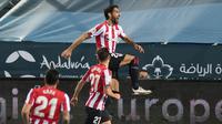 Striker Athletic Bilbao, Raul Garcia (atas) melakukan selebrasi usai mencetak gol pertamanya ke gawang Real Madrid dalam laga semifinal Piala Super Spanyol 2020/21 di La Rosaleda Stadium, Malaga, Kamis (14/1/2021). Athletic Bilbao menang 2-1 atas Real Madrid. (AFP/Jorge Guerrero)