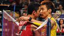 Sahabat sekaligus rival, Lee Chong Wei saat mengalahkan Taufik Hidayat di final Hong Kong Open Badminton Super Series pada Desember 2010 lalu. (AFP/Mike Clarke)