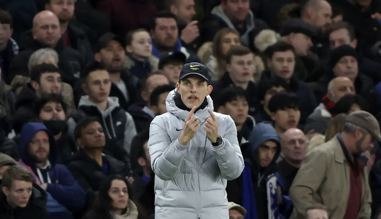 Pelatih Chelsea, Thomas Tuchel menginstruksikan pemainnya saat bertanding melawan Lille pada pertandingan leg pertama Liga Champions di Stamford Bridge, London, Rabu (23/2/2022). Chelsea menang atas Lille 2-0. (AP Photo/Ian Walton)