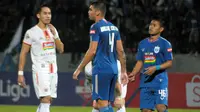 Bek sayap PSIS, Fredyan Wahyu Sugiantoro (kanan) bersama Wallace Costa, saat melawan Persija Jakarta (26/5/2019). (Bola.com/Vincentius Atmaja)