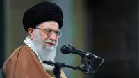 Pemimpin Iran, Ayatollah Ali Khamenei saat menghadiri pertemuan dengan pejabat Iran di Teheran, Iran (6/12). Khamenei mengutuk langkah Presiden Donald Trump yang memindahkan Yerusalem sebagai ibu kota Israel. (Kantor Pemimpin Tertinggi Iran melalui AP)