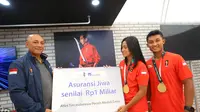 AXA Mandiri ketika memberikan bonus asuransi jiwa sebesar Rp 1 miliar kepada kedua atlet peraih emas Asian Games 2018 (doc. AXA Mandiri).